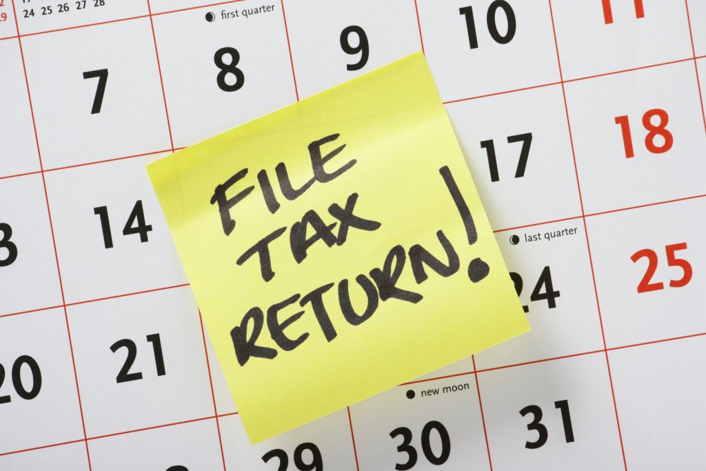 Post it note reminder to file tax return